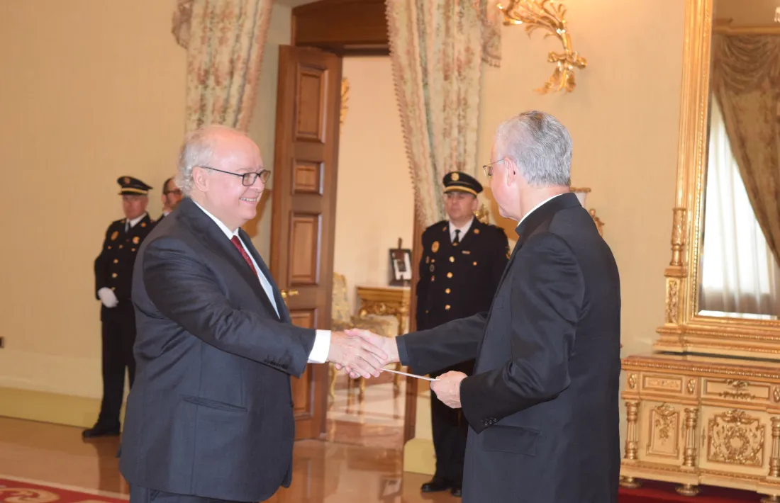 Joan-Enric Vives amb l'ambaixador d'Espanya a Andorra, Carles Pérez-Desoy.