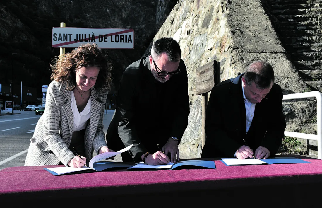 Un moment de la signatura del conveni, ahir a la tarda a la CG-1.