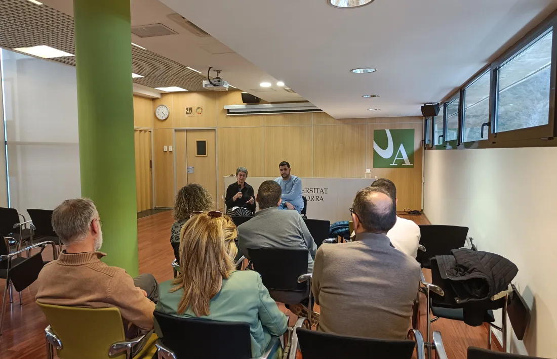 Susanna Vela i Pere Baró durant la trobada amb personal de l’UdA, avui.