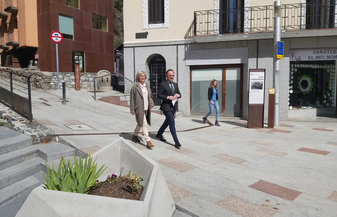 El candidat de DA+CC, Xavier Espot, i la número onze de la llista nacional, Montserrat Capdevila, a la plaça Santa Anna.