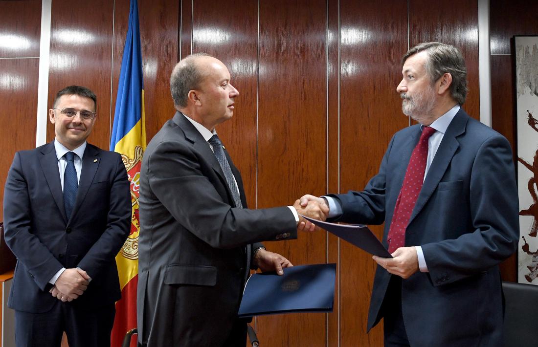 El ministre de Justícia i Interior en funcions, Josep Maria Rossell, i el rector de la Universitat Abat Oliba CEU, Rafael Rodríguez-Ponga.