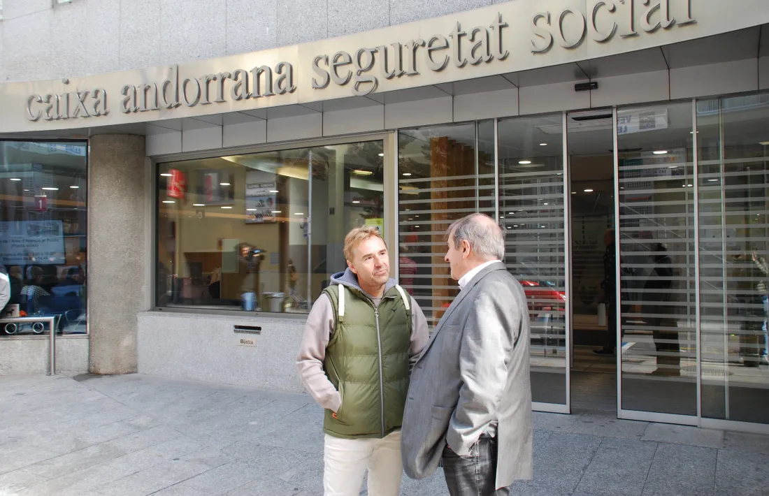  El número 4 de la candidatura nacional de Liberals, Pere Cerqueda, davant de la seu de la CASS a la capital.