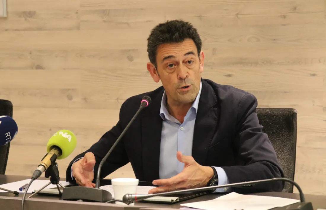 El cònsol Mortés, en la compareixença extraodinària d'aquest migdia per anunciar el gir del Comú en matèria urbanística.