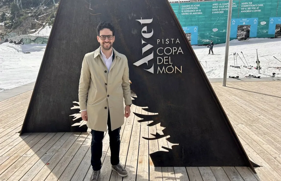 El cap de la llista territorial demòcrata a Canillo, Guillem Casal, posava ahir davant la pista Avet, que va acollir les finals de la Copa del Món.