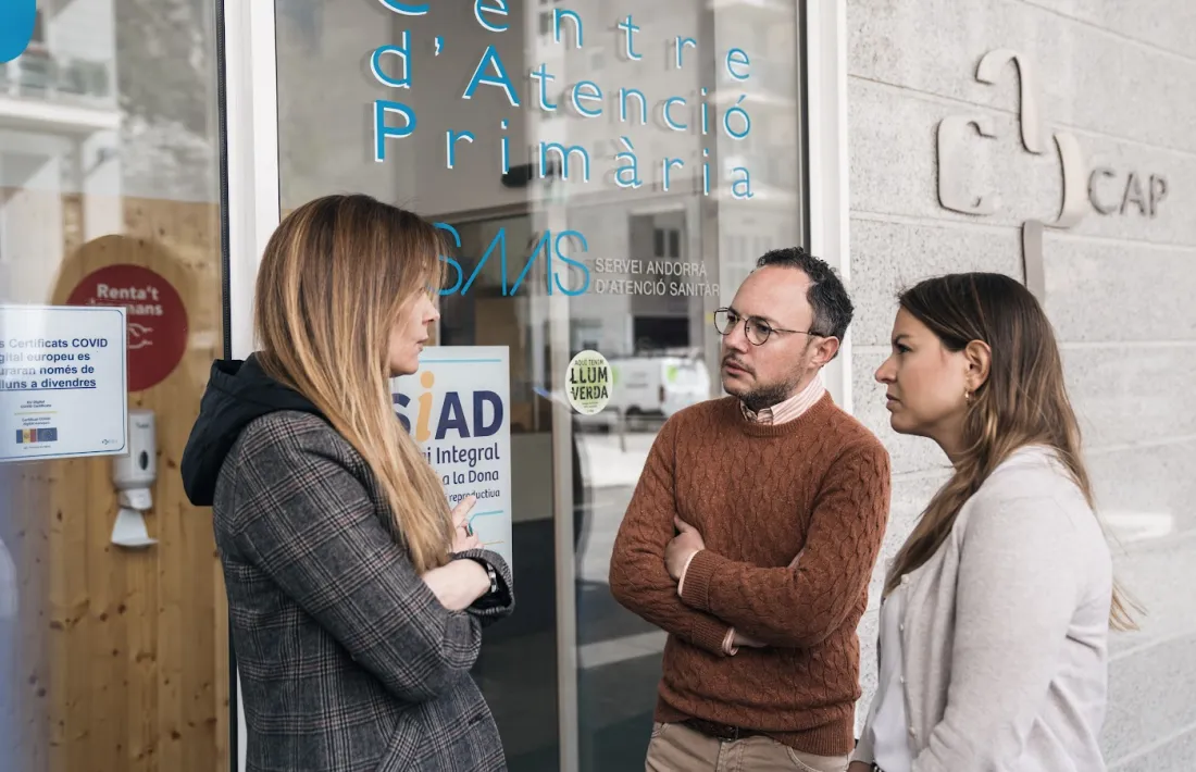 Helena Mas, Xavier Espot i Meritxell López, aquest matí al Centre d'Atenció Primària de Santa Coloma.