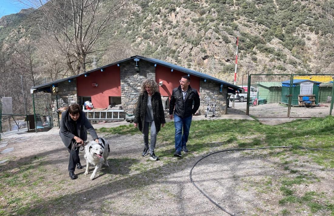 Les candidates de la territorial laurediana, Carol Puig i Núria Rossell s'han compromès en nom de DA a ampliar la gossera i la gatera.