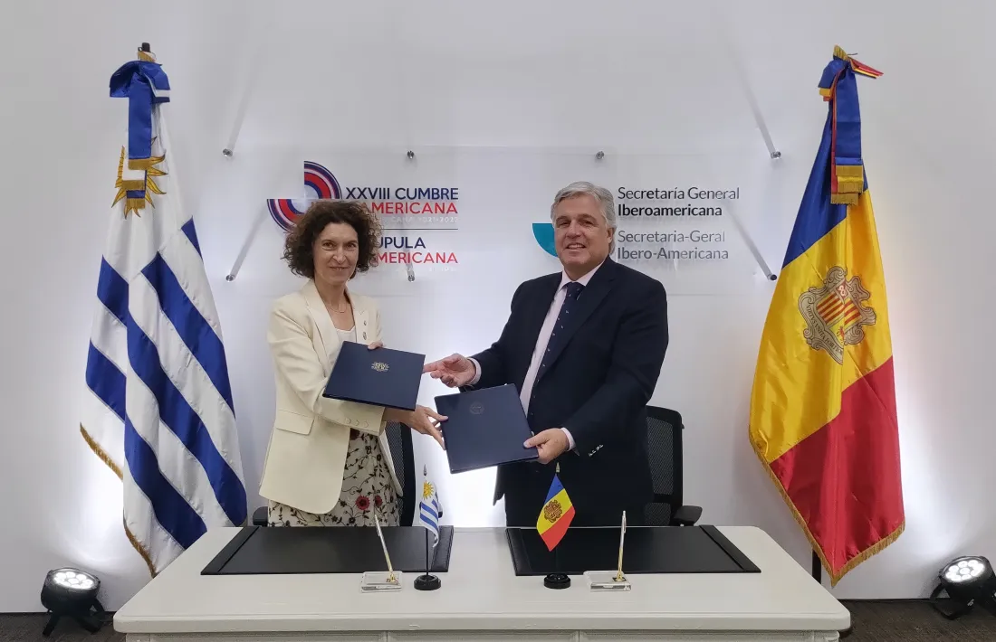 La ministra d'Afers Exteriors, Maria Ubach, amb el seu homòleg d'Uruguai, Francisco Bustillo.