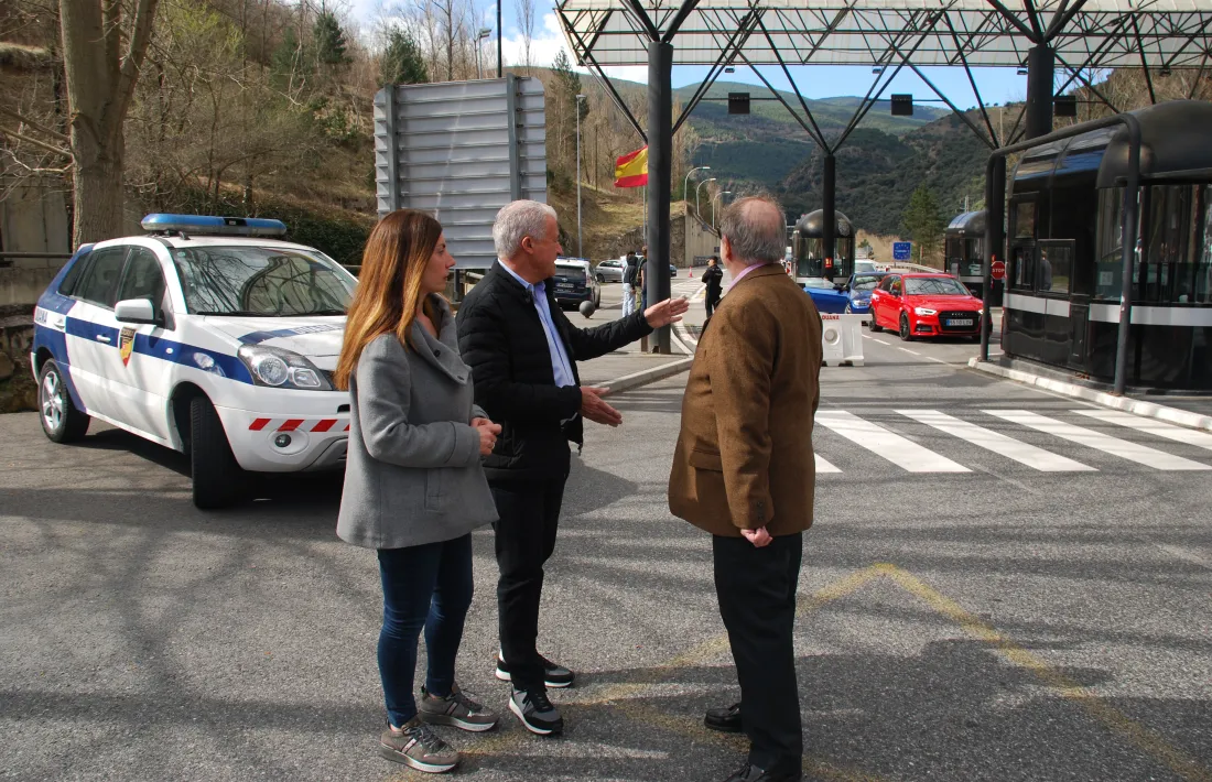 Eva París, Josep Maria Cabanes i Pere Cerqueda, ahir a la frontera hispanoandorrana.