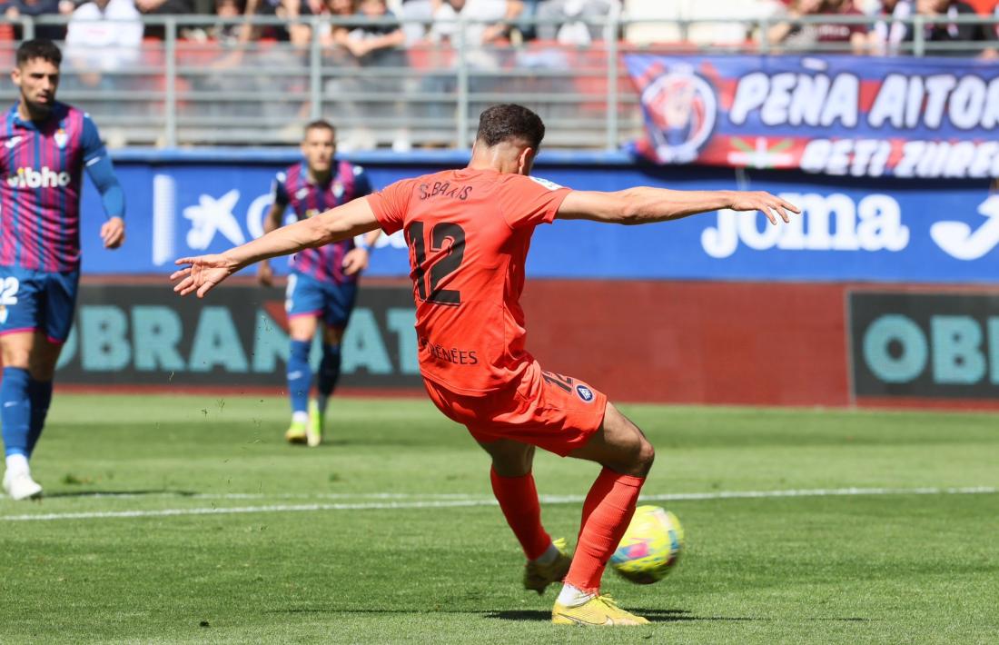 Bakis va tenir l’ocasió més clara de gol de l’FC Andorra en estavellar un xut al travesser de la porteria defensada per Luca Zidane.