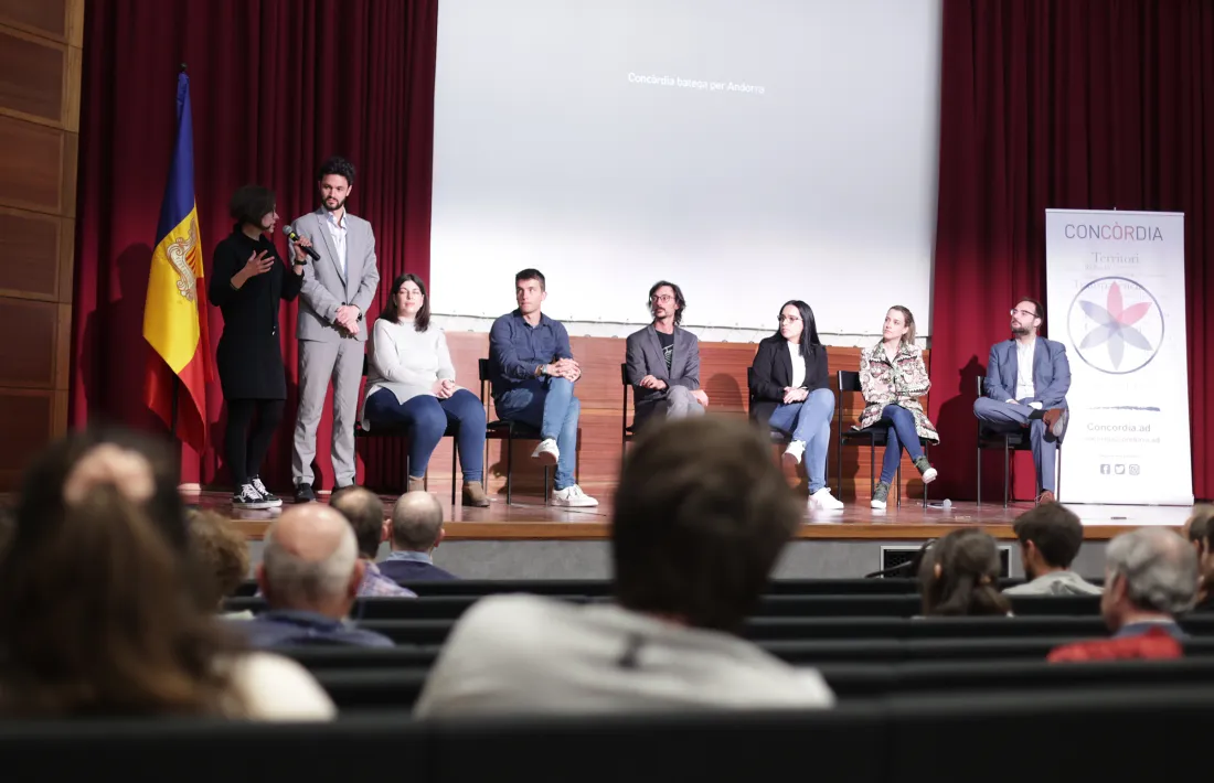 La número 2 de Concòrdia, Nuri Segués, en la reunió de poble que va aplegar ahir una setantena de persones a la sala d’actes del Comú.