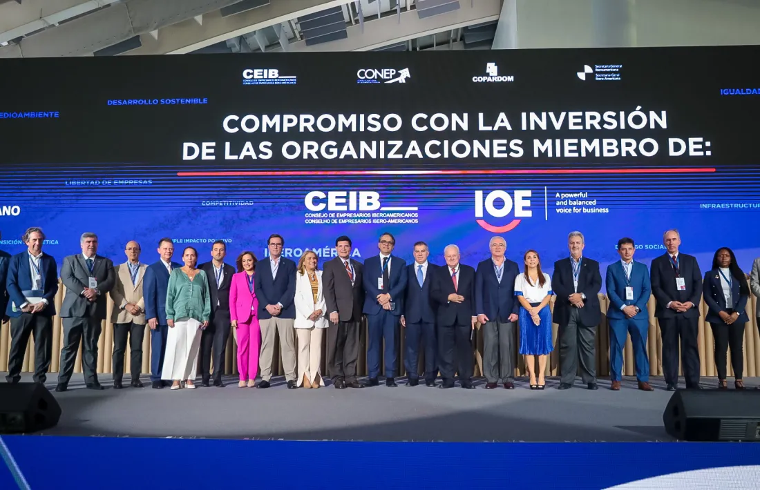 Foto de família de tots els màxims representants de les organitzacions empresarials participants.