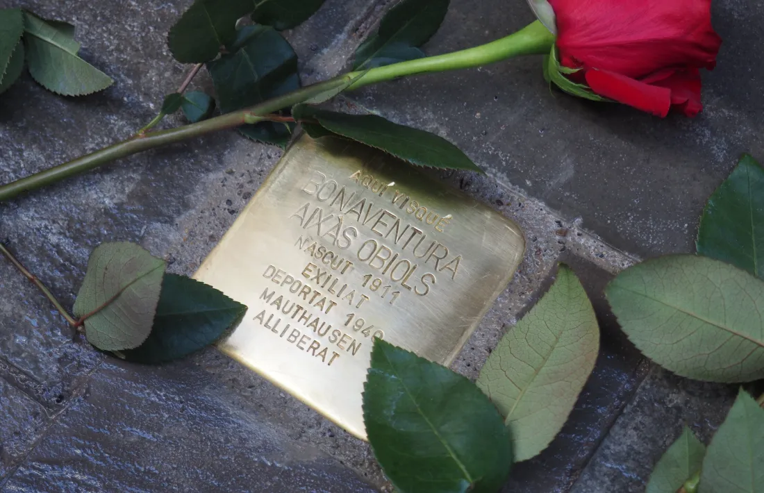 Stolperstein en honor del deportat alturgellenc Bonaventura Aixàs, col·locada la setmana passada davant de casa seva, a la Seu.