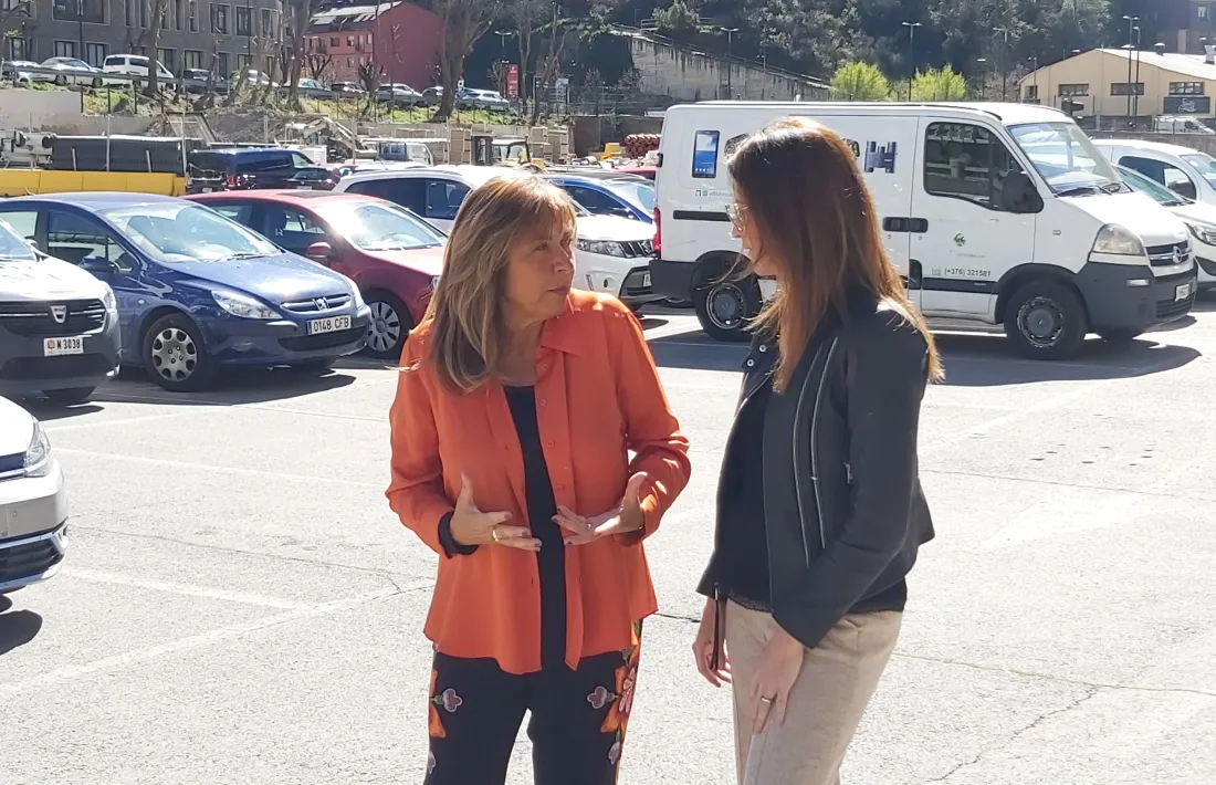 Marsol i Riva al terreny de davant Govern.