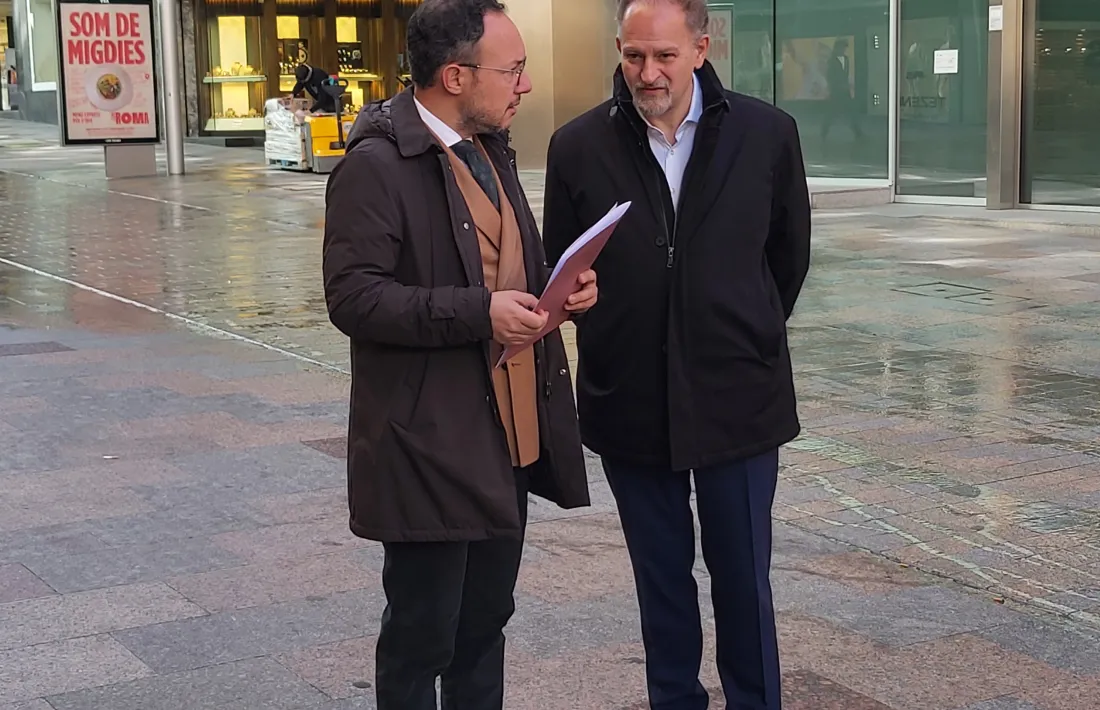 Xavier Espot amb el número 9 de la llista nacional, Xavier Sopena, a l’eix comercial.