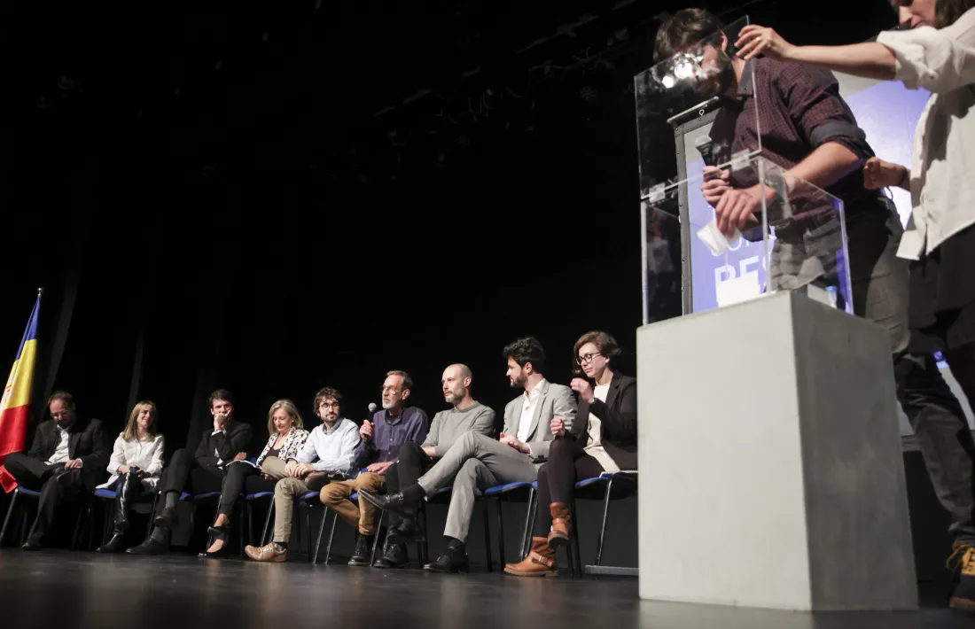 Cerni Cairat llegeix les qüestions plantejades pels assistents als candidats nacionals i territorials de Concòrdia, ahir al Comunal.