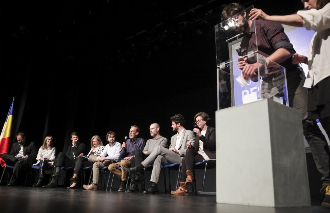 Cerni Cairat llegeix les qüestions plantejades pels assistents als candidats nacionals i territorials de Concòrdia, ahir al Comunal.