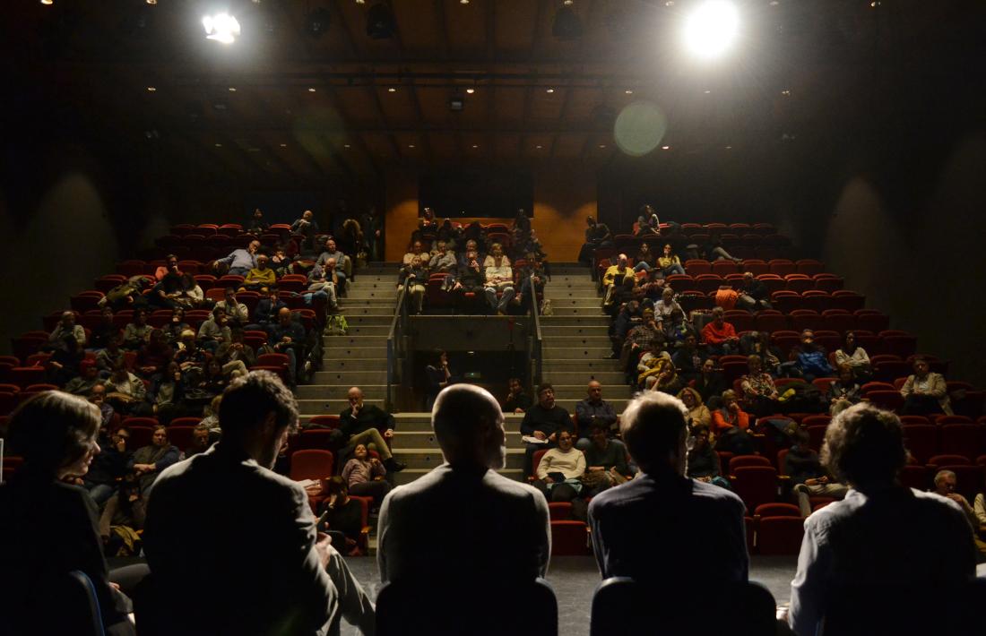 Segués, Escalé, Casadevall, Clua i Alay, a l’escenari del Comunal davant del centenar i mig d’assistents a l’acte d’ahir. 