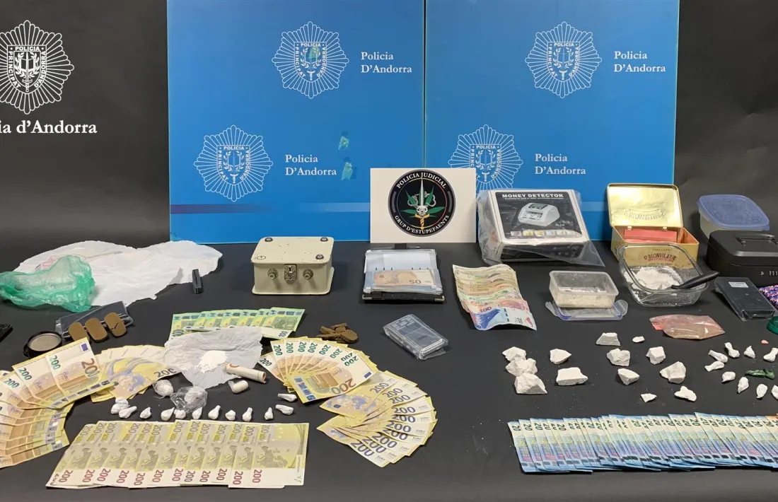 La droga, diners i altre material confiscat en l'operació.