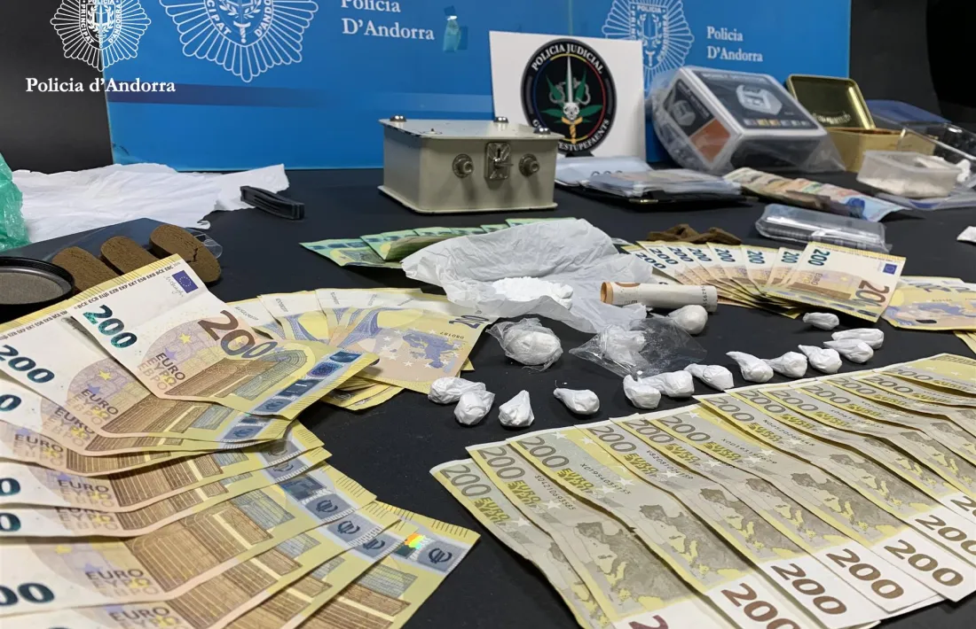 Diners en efectiu i dosis de cocaïna interceptades en l'operació 'Big Bang'.