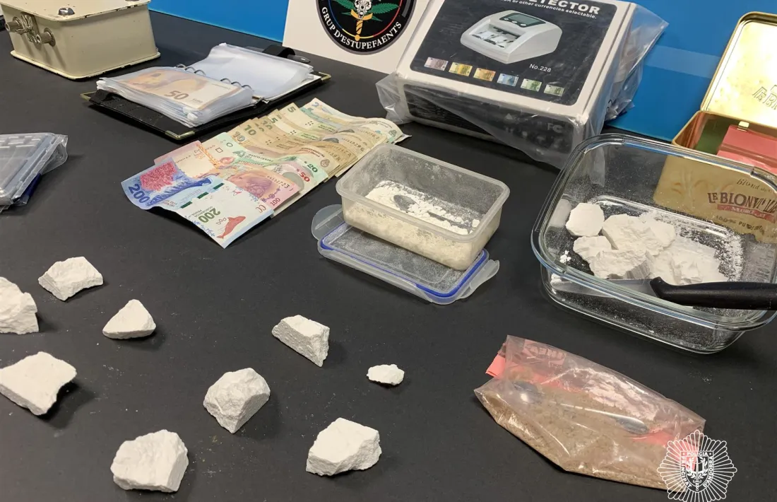 Detall de la cocaïna en roca segrestada per la policia.