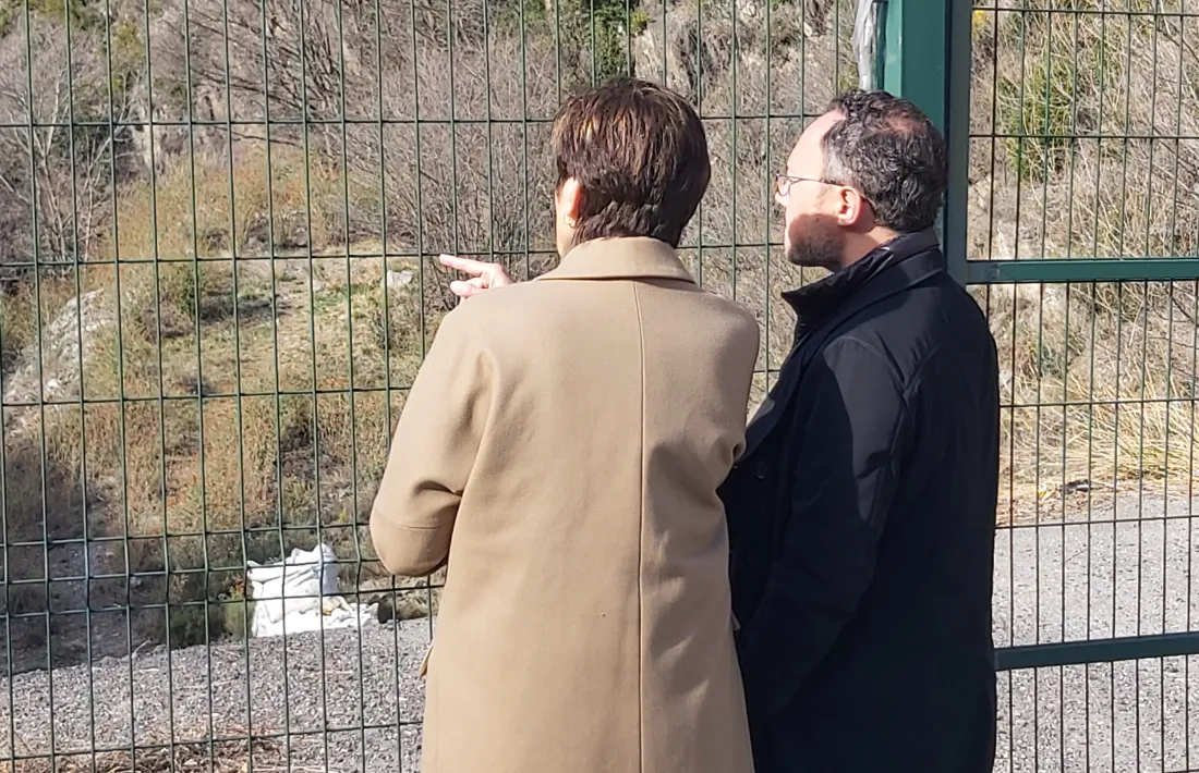 Xavier Espot i la número tretze la llista nacional taronja, Núria Rossell, observen la zona on es farà el túnel de Rocafort.
