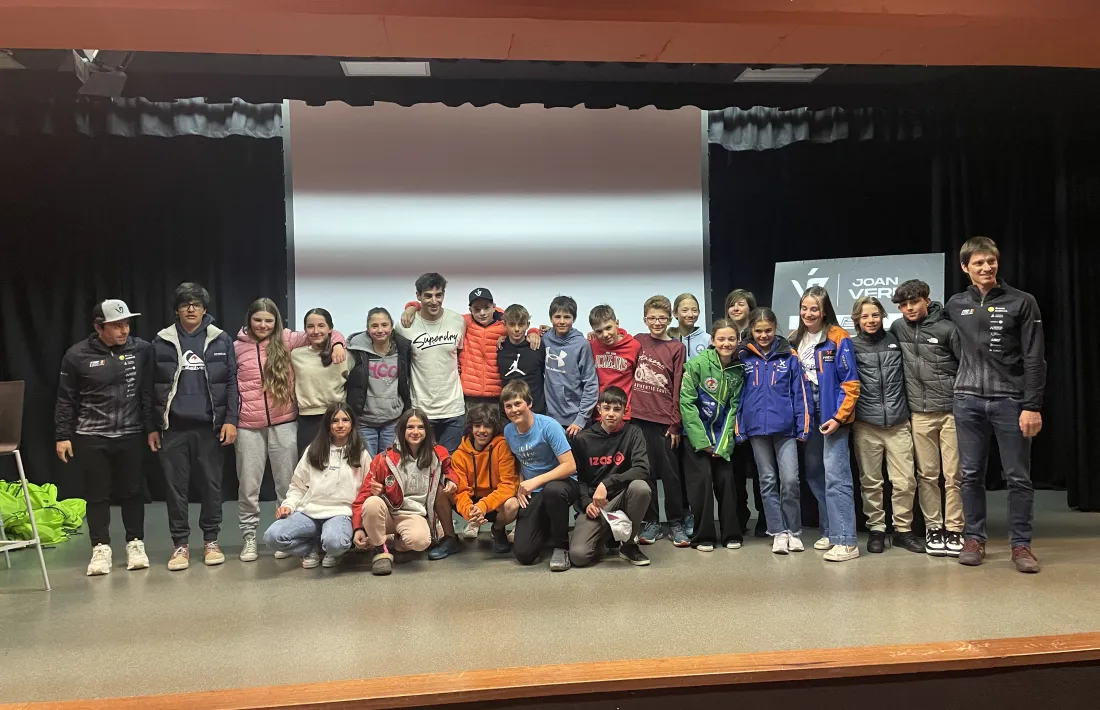 Verdú, al centre i amb samarreta blanca, tindrà a partir de dilluns 39 ‘alumnes’ en el seu primer Ski Camp.