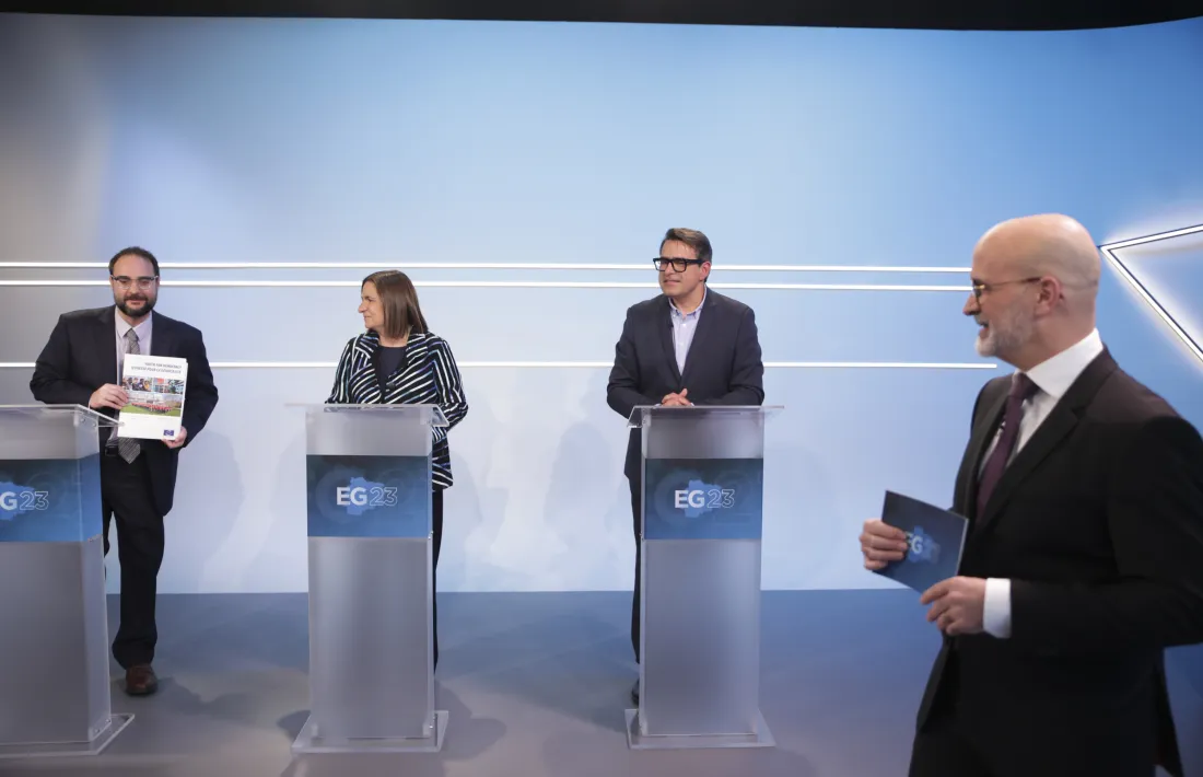 Tena, Marín i Pérez, amb el moderador, David Domingo, abans de l'inici del debat.