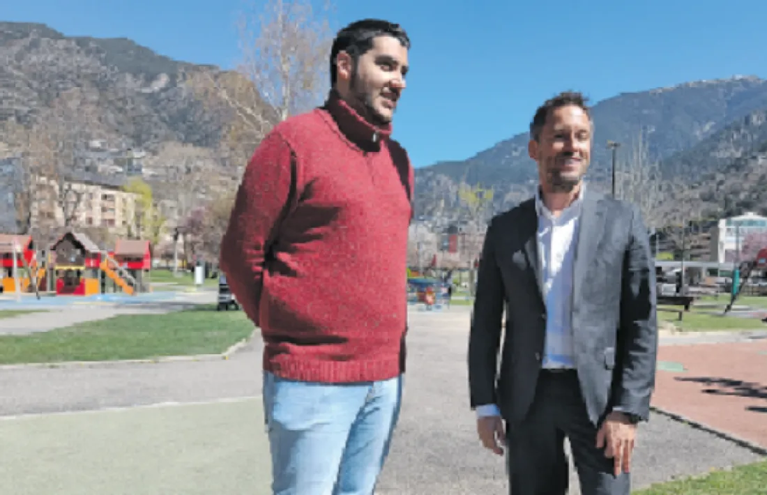 Pere López i Pere Baró van parlar de les polítiques sobre família des del Parc Central, ahir.