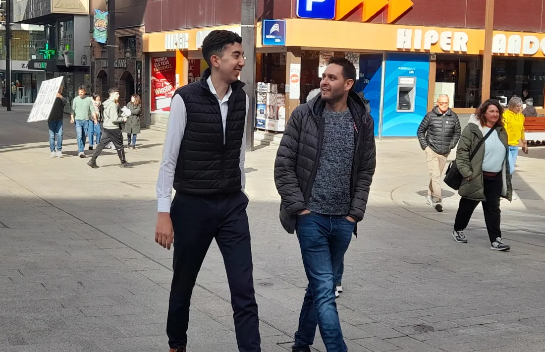 Abdouil a l'avinguda Meritxell amb el número 6 d'Acció, Vladimir Martins, aquest matí.