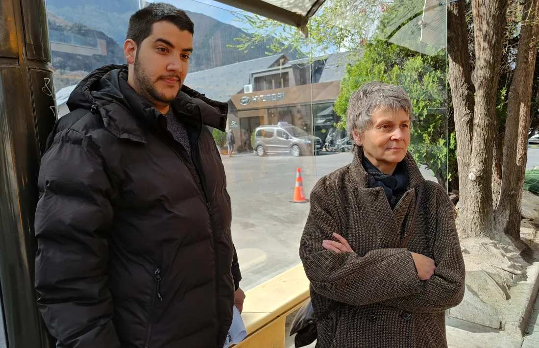 Pere Baró i Susanna Vela, en una parada d'autobús, aquest dimecres al matí.