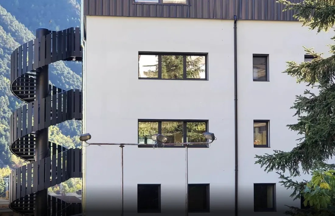 L'edifici del Solà d'Enclar on es faran els pisos.