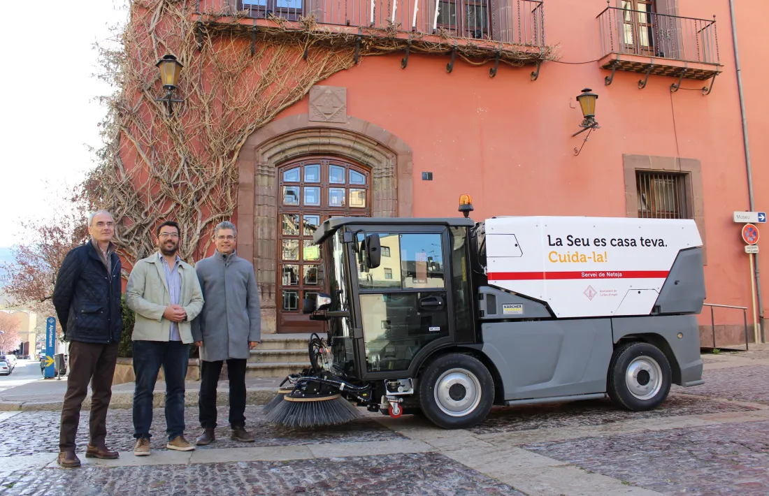 Un moment de la presentació de la nova escombradora.