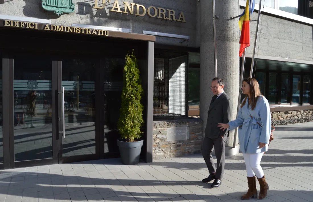 Xavier Espot amb la número dos de la llista nacional taronja, Meritxell López, davant l’edifici administratiu del Govern.