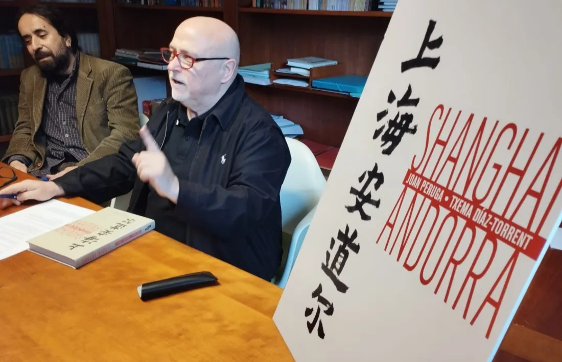 Díaz-Torent i Peruga, coautors de ‘Shanghai Andorra’, en la presentació de la novel·la, ahir.