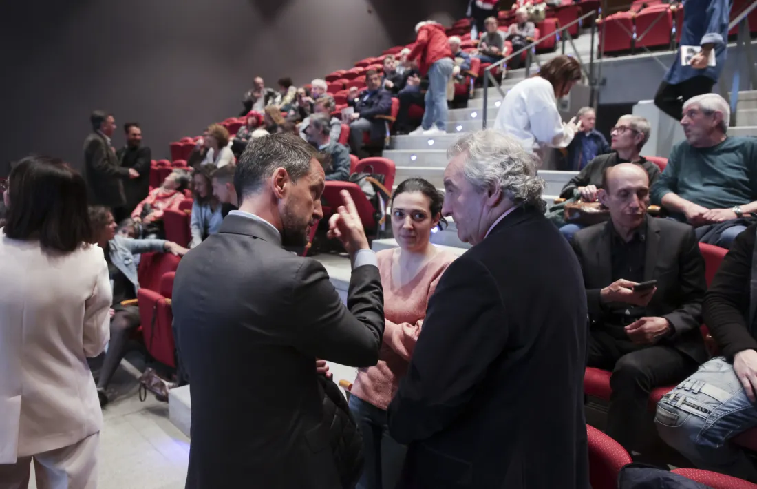 Pere López i Jaume Bartumeu abans de l’acte de final de campanya celebrat per PS SDP+ al Teatre Comunal de la capital, ahir.