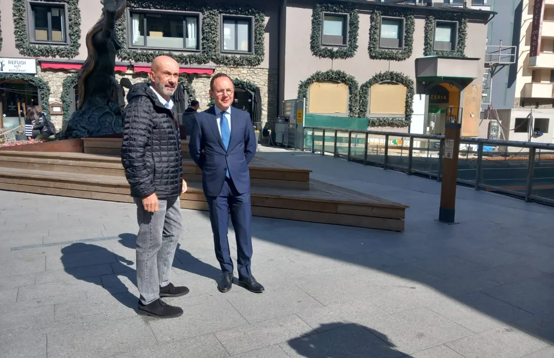 Xavier Espot i Joan Martínez Benazet, aquest matí a la plaça de la Rotonda de la capital.
