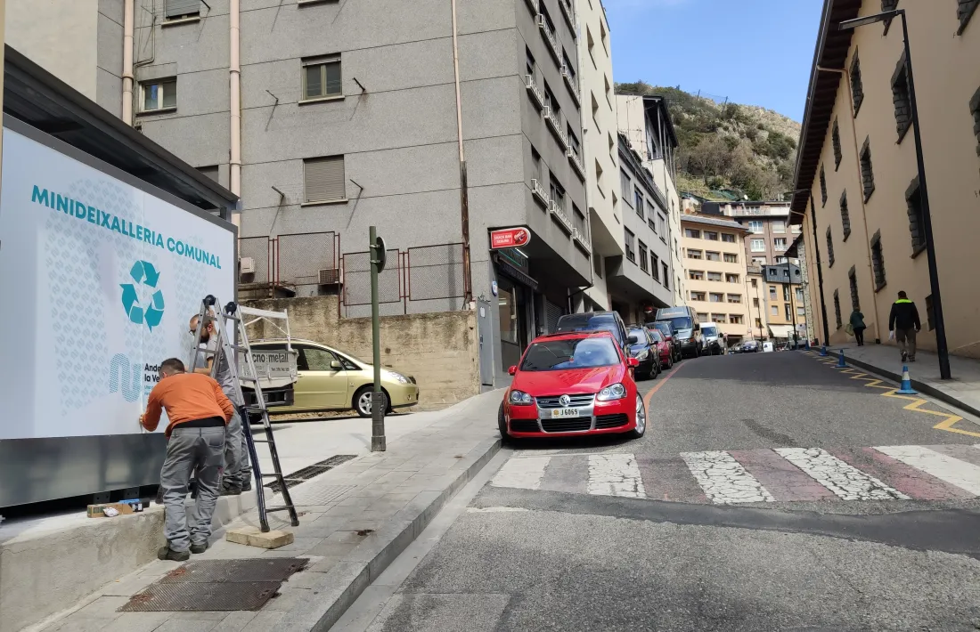 Els operaris acabant d'enllestir la indicació de la nova minideixalleria.