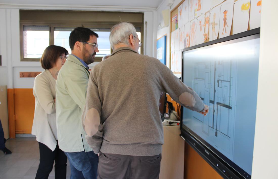 Viaplana i Gurrera examinen el projecte, amb els responsables del centre. 