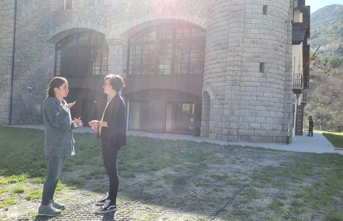 Núria Segués i Olalla Losada, davant l’edifici de Radio Andorra a Encamp. 