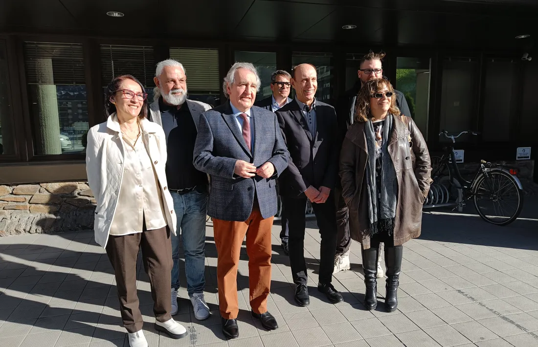 Jaume Bartumeu amb altres membres de la formació, avui davant de Govern.