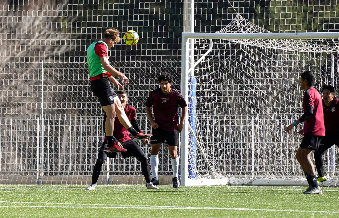 Raúl Feher, defensa de l’Inter Club Escaldes, remata de cap en una acció de l’amistós contra el Carroi.