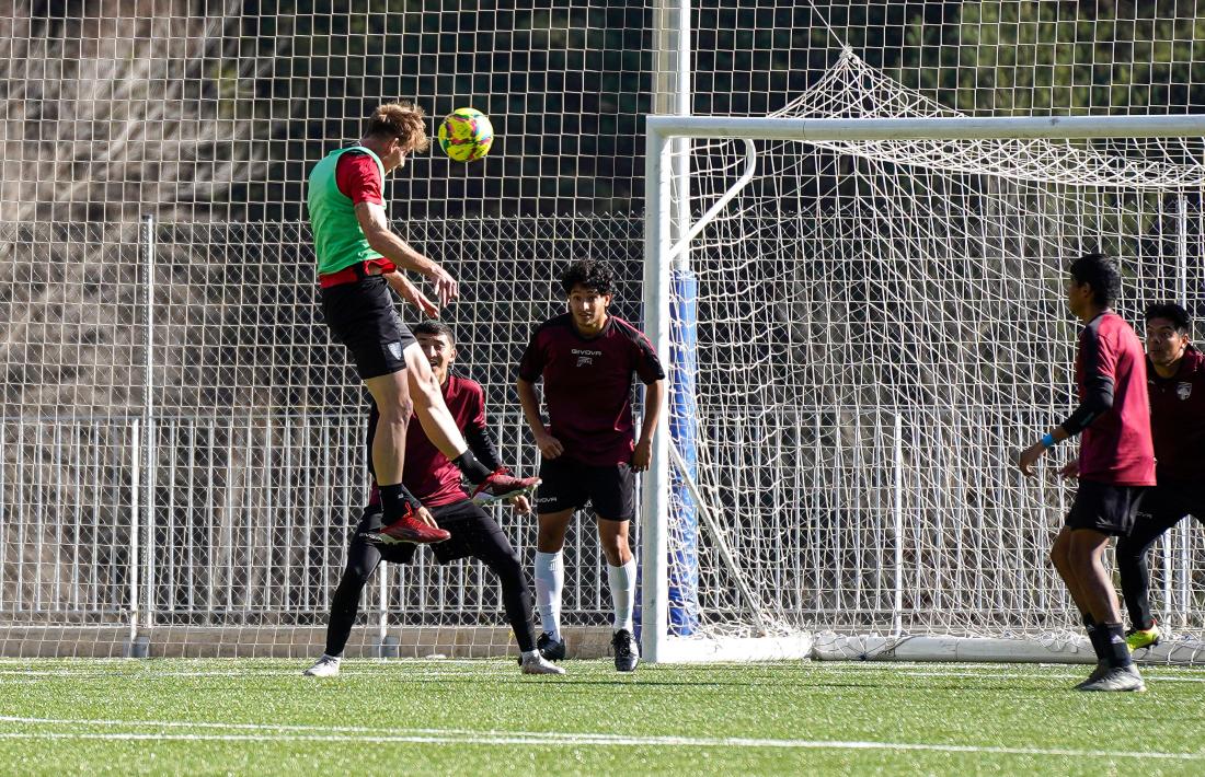 Raúl Feher, defensa de l’Inter Club Escaldes, remata de cap en una acció de l’amistós contra el Carroi.
