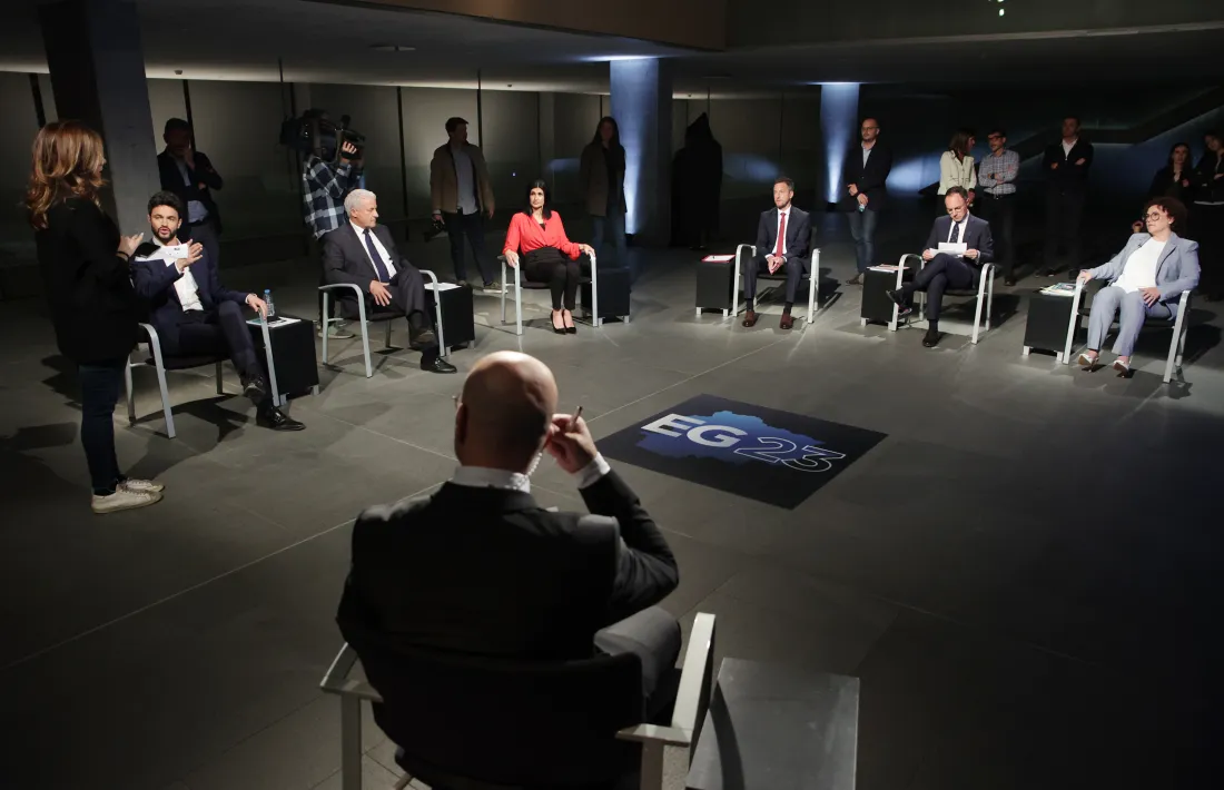 El sis candidats, amb el moderador, David Domingo, al plató que ATV va instal·lar al vestíbul del Consell General per al debat dels sis candidats.