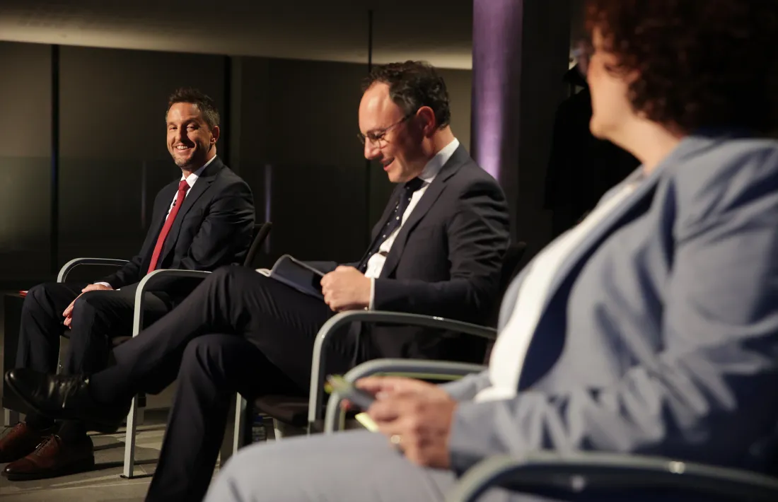 López, Espot i Pallarés, al plató que ATV va instal·lar al vestíbul del Consell General per al debat dels sis candidats.