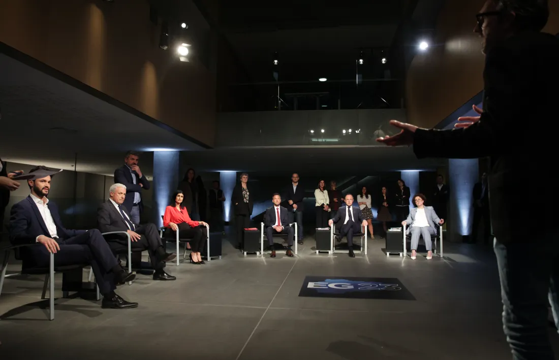 Escalé, Cabanes, Montaner, López, Espot i Pallarés, a punt de començar el debat d'aquesta nit al vestíbul del Consell General.