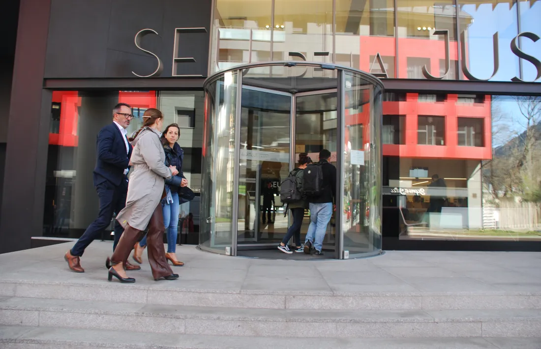 Filloy, Dobarro i Lafoz, aquest matí a les portes de la seu de la Batllia.