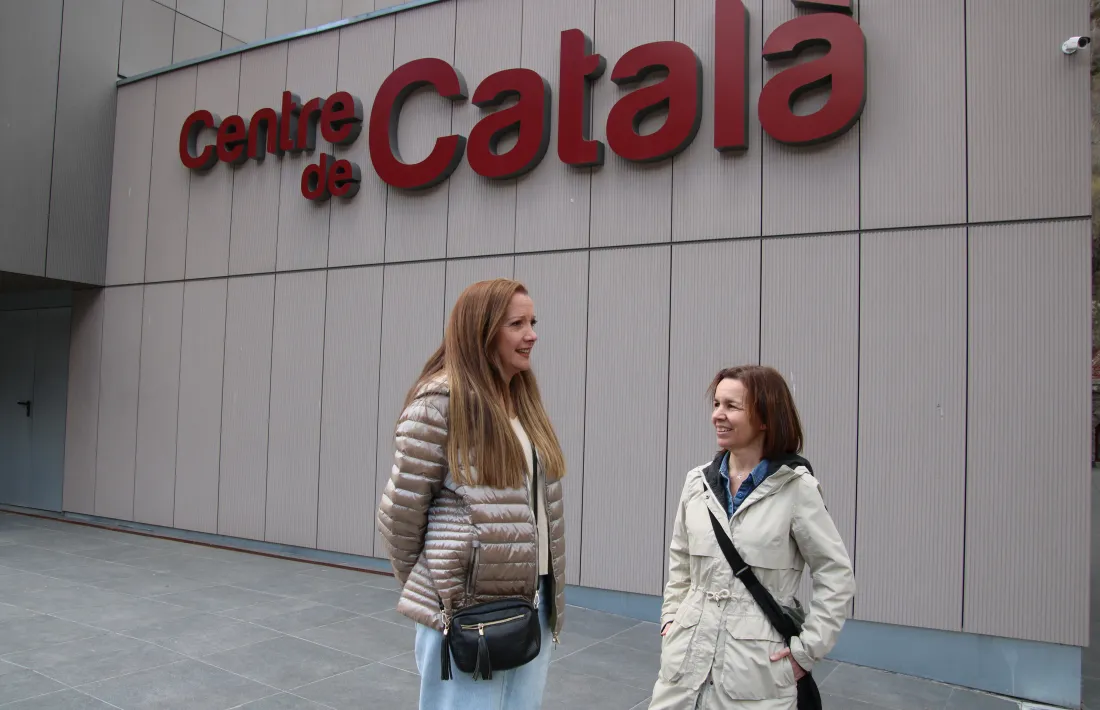 Les dues caps de llista a la territorial encampadàna, Susagna Venable i, a la dreta, Marta Pujol.