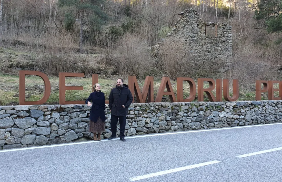 Els caps de llista de la territorial escaldenca, Ramon Tena i Lara de Miguel, a l'entrada de la Vall del Madriu.