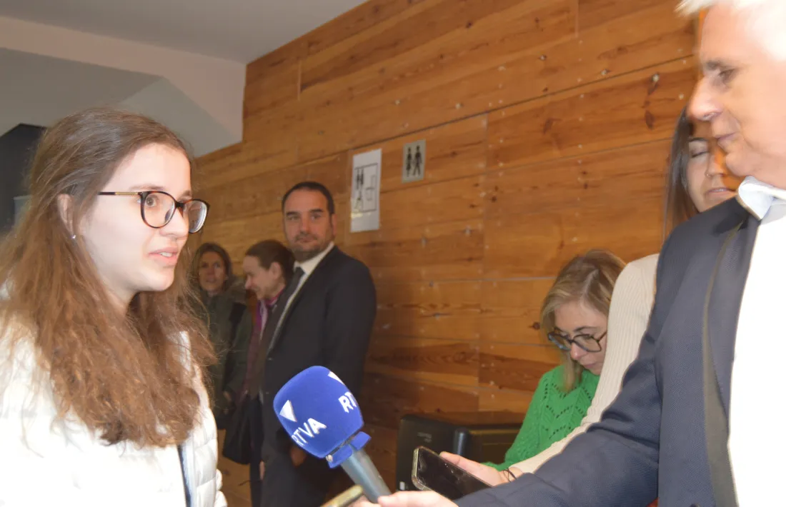 Júlia Canut exercia el vot per primer cop. Amb la lliçó ben estudiada, atenta a programes i debats. 