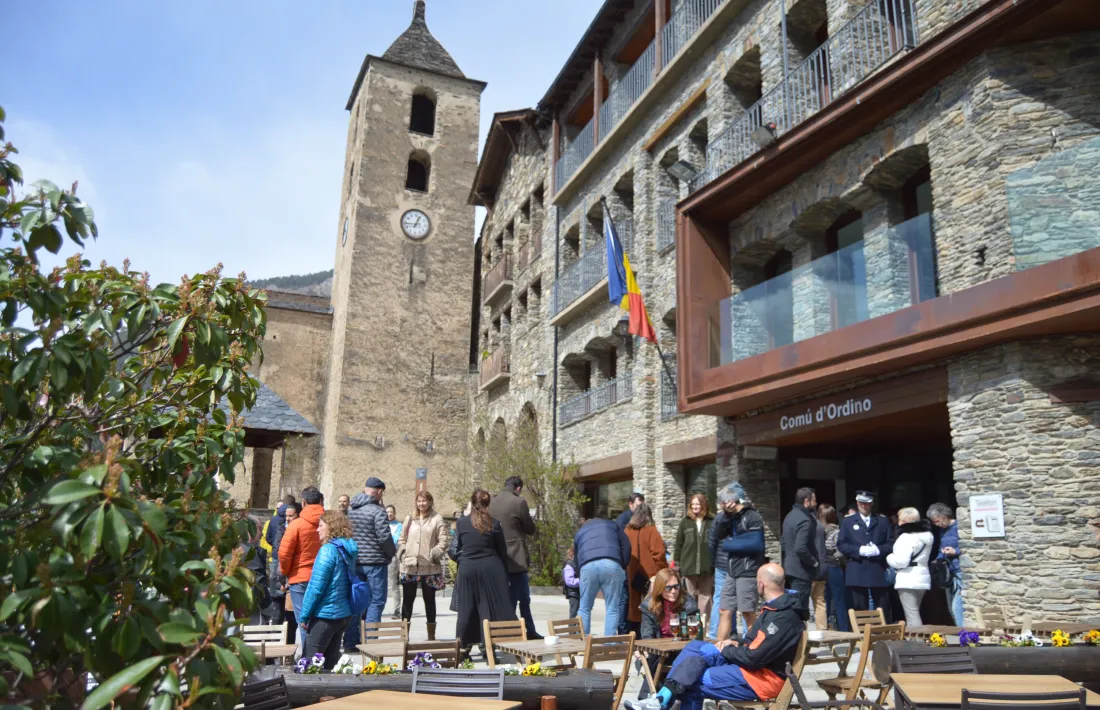 A partir del migdia confluïa el gruix dels votants, amb una llarga cua fora de la Casa Comuna. 